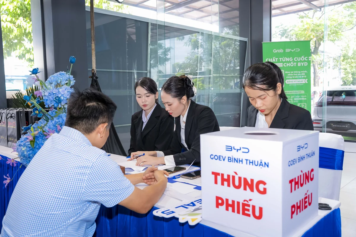 Khách hàng check-in và đăng ký tham dự sự kiện BYD GOEV Bình Thuận