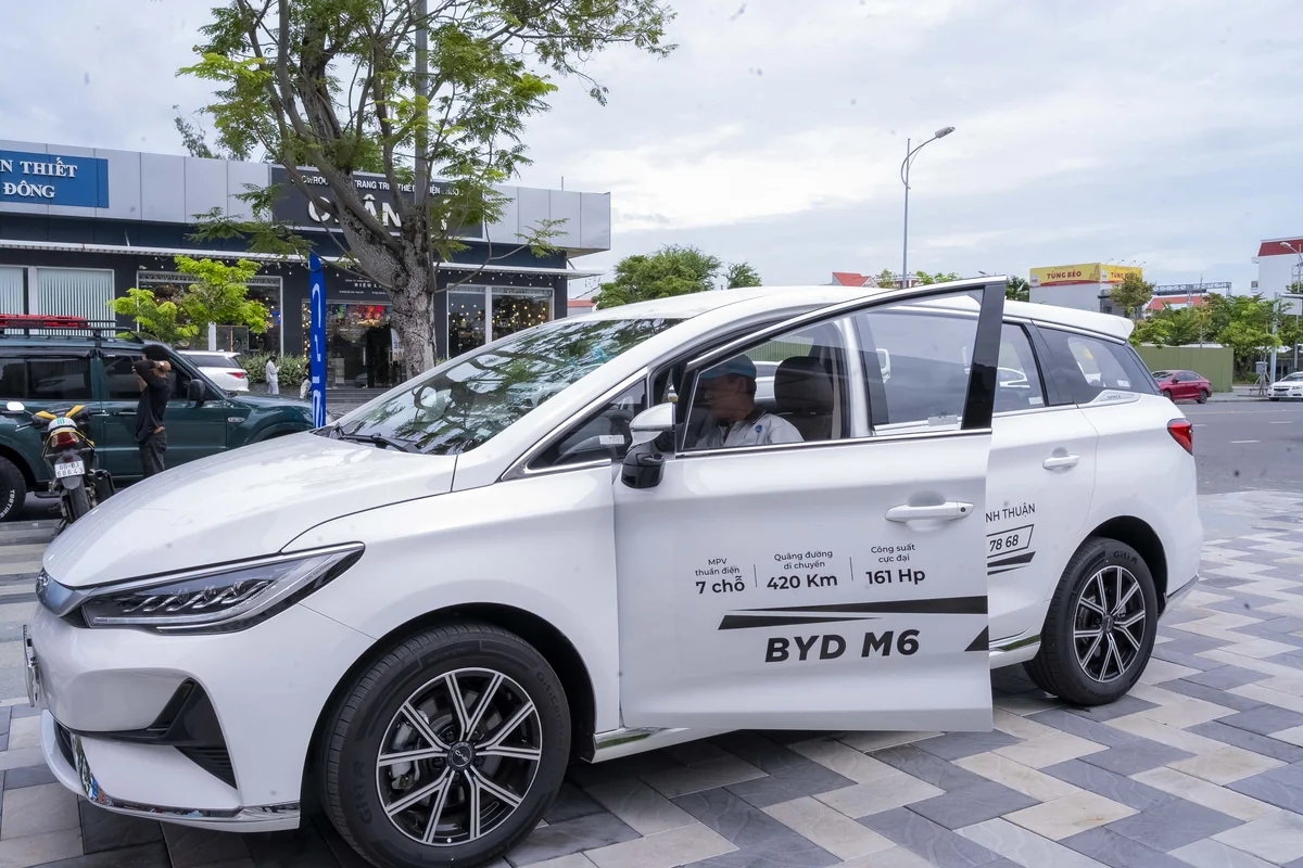 Khách hàng lái thử xe BYD tại sự kiện BYD GOEV Bình Thuận