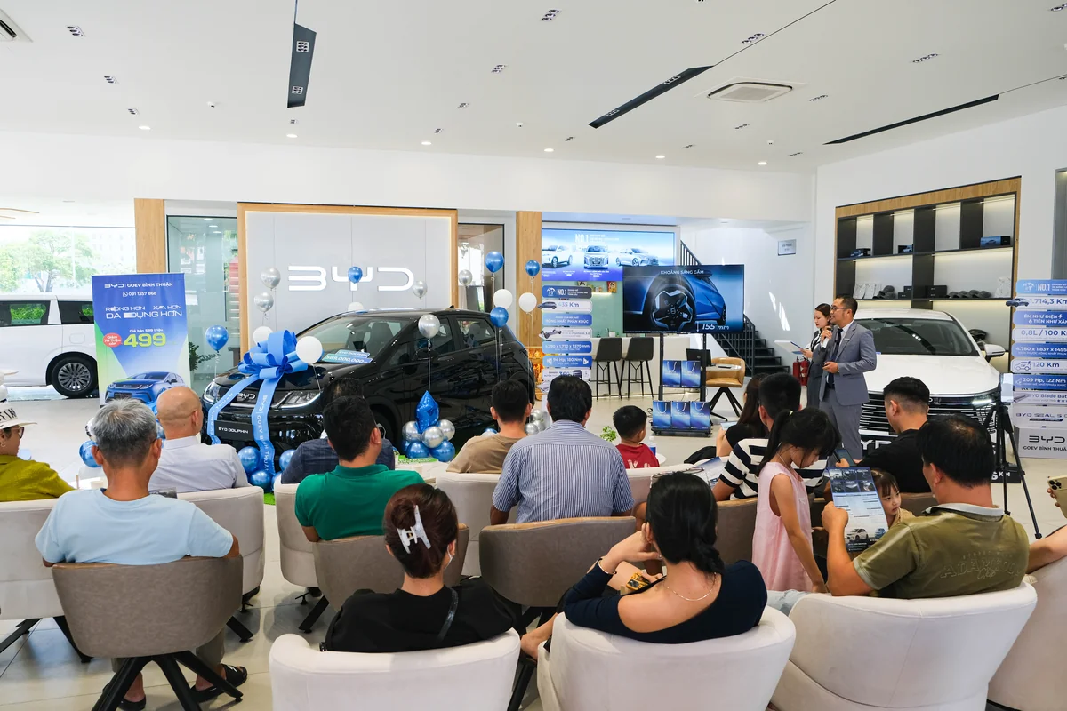 Khách hàng lái thử xe điện BYD tại sự kiện BYD GOEV Bình Thuận 23/05/2026